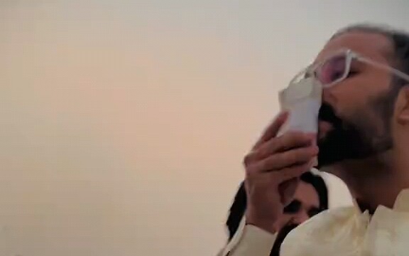 เศรษฐีตะวันออกกลางฉลองตรุษจีนแบบสุดเหวี่ยง โปรยแบงค์กระจาย!!!