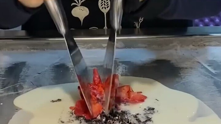 آيس كريم الفراولة يحتوي حقًا على فراولة!