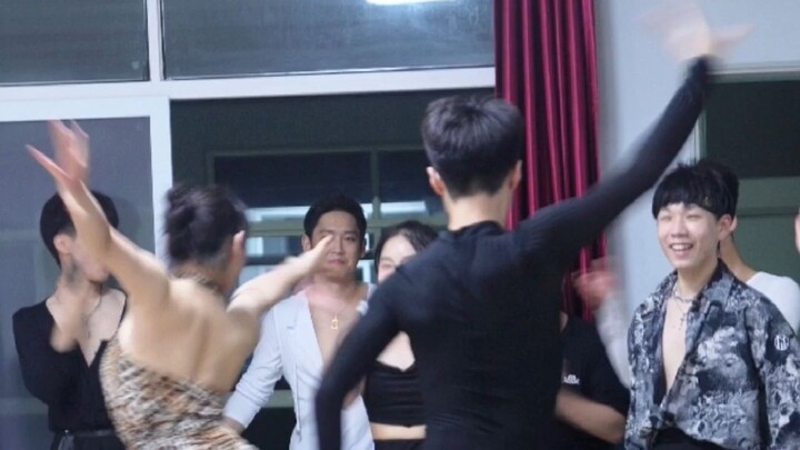 ها قد أتت، فتاة نقش الفهد التي تحبونها ها هي تأتي! #رقص لاتيني#فتاة الرقص الدولي#مدرسة هوائيان شيجي 