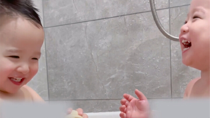 ความสุขของเด็กๆ ช่างเรียบง่าย แค่ได้อาบน้ำก็พอแล้ว～