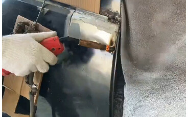 Ini sepertinya sudah menjadi puncak dalam dunia perbaikan mobil, ya? Sepeda motor baru dengan cat as