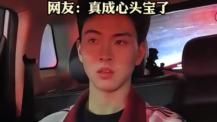 Mom gazes at her handsome son, her eyes brimming with pride. Netizens comment: He’s truly become the