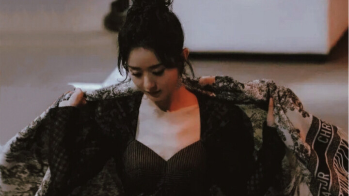 【تشاو ليying】يا للهول! كيف تستطيع هذه السيدة ارتداء اللون الأسود بطريقة تجمع بين القوة والرقة في آن 