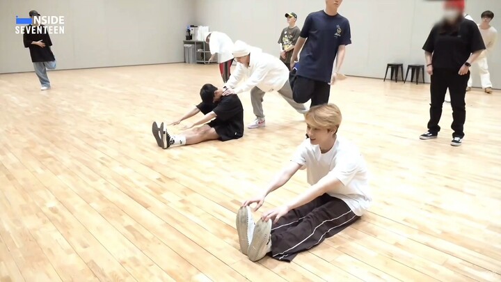 Peregangan duduk depan tubuh ala Kakak Anjing dan Kucing Luo Zhi