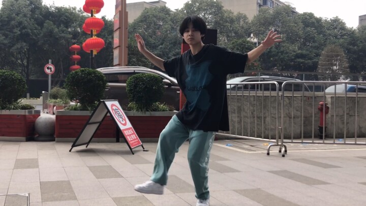 Kakakku sedang menari mengikuti koreografi Franklin di jalan