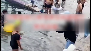 后续：两女子河边发生争执 黑衣女子亲属跳进河里向对方施暴