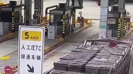 Wherever the bee truck goes, not a single shell is left standing; even the toll collectors have been