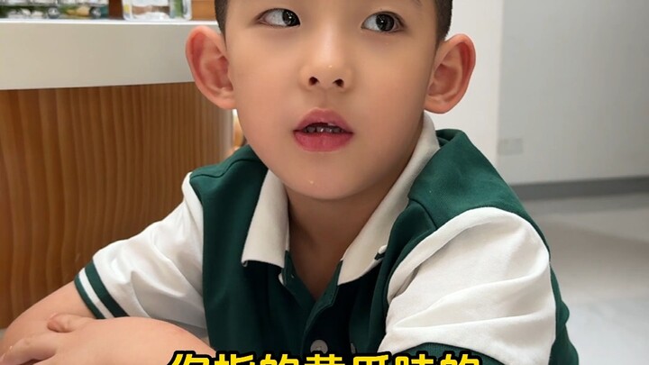 الأخ الصغير يفهم أدب الهراء تمامًا.