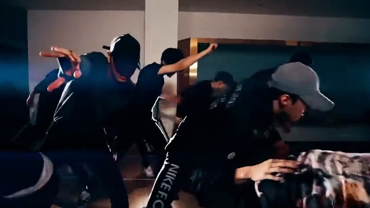 Byun Baekhyun sampai kepala hampir lepas karena menggelengkannya terus-menerus!