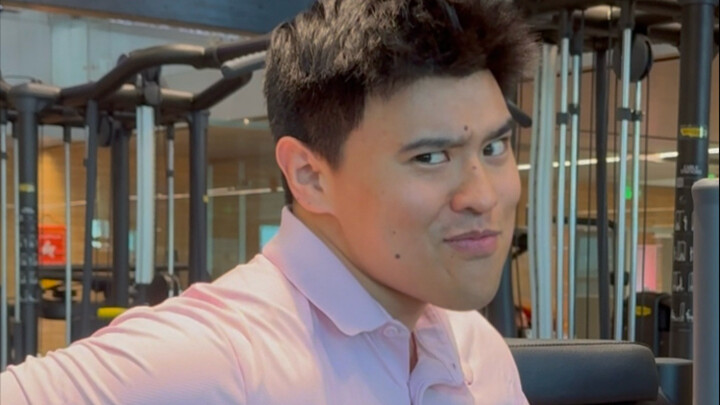 Một trong những động tác bụng dưới thân thiện nhất với người mới tập: nâng chân trên ghế hỗ trợ – tậ