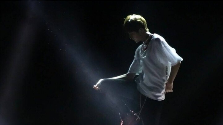 هل يعيش وانغ ييبو البالغ من العمر 18 عامًا حياة مجنونة في الخارج؟