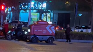 京东快递无人车这个急刹车笑死我了