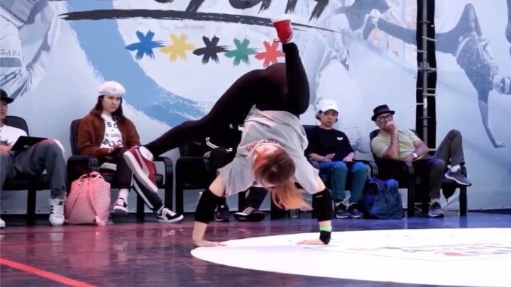 The high-looking street dance goddess's moves were so amazing that the whole audience screamed