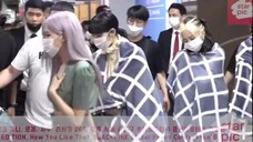 BLACKPINK结束全球新闻发布会路透,除ROSÉ外,全员毛毯裹身