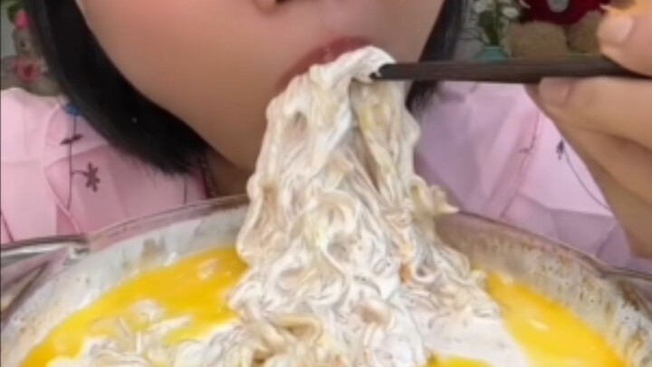 Năm “chiến thần bạo lực” trong giới mukbang: làm liều thế này mà cả nhà cũng chẳng quản sao?