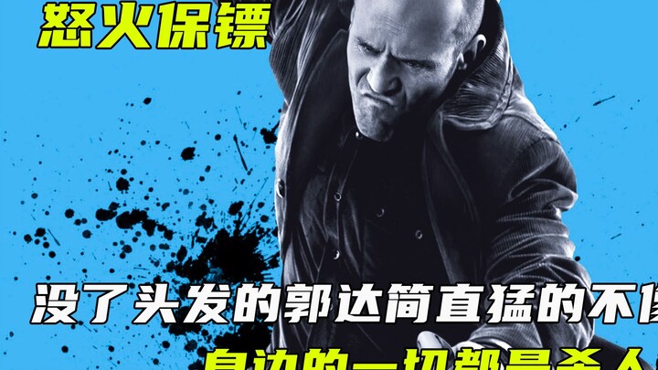 Khuất Đạt giờ không còn tóc nữa, trông hung dữ đến mức chẳng giống người, mọi thứ xung quanh đều trở