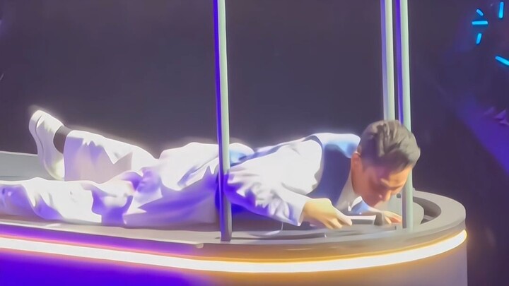 Trong concert ở Đài Bắc, Trung Quốc của Lưu Đức Hoa, micro bị rơi mất 😂😂😂, vậy mà anh vẫn kịp tự trà