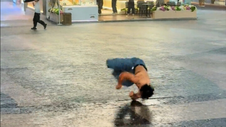 Young guy’s street dance wins the hearts of tens of millions online—his human-top spins are absolute