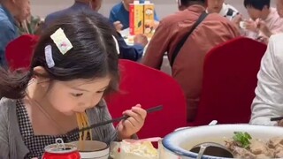 妈妈带女儿去搂席，随礼两百，她自己吃了一百八！  CR:是田点吖