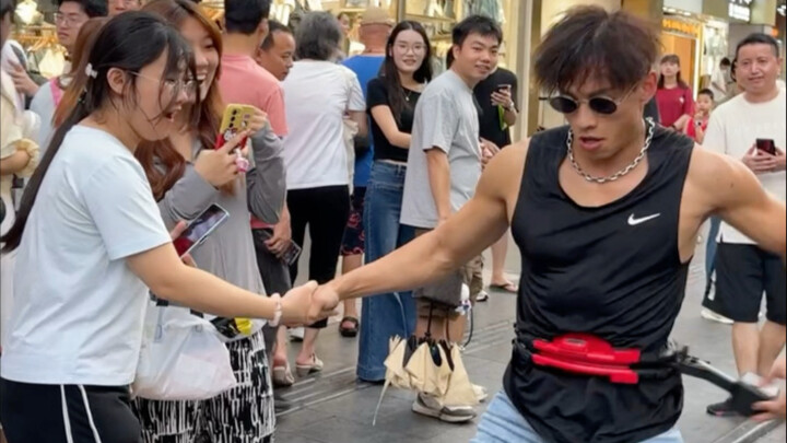 “文明其精神，野蛮其体魄”乌鸦哥东门老街社牛 把美女都整害羞了#街头健身 #乌鸦哥 #张耀扬 #东星耀扬