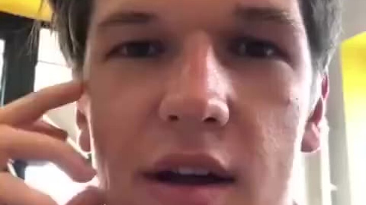 为了更好给广大中国游客提供服务，某欧洲餐厅的服务员早晨六点就起床，在店里学起了中文，一边记笔记还一边打哈欠。网友看后表示，仿佛回到了给英文注音的日子