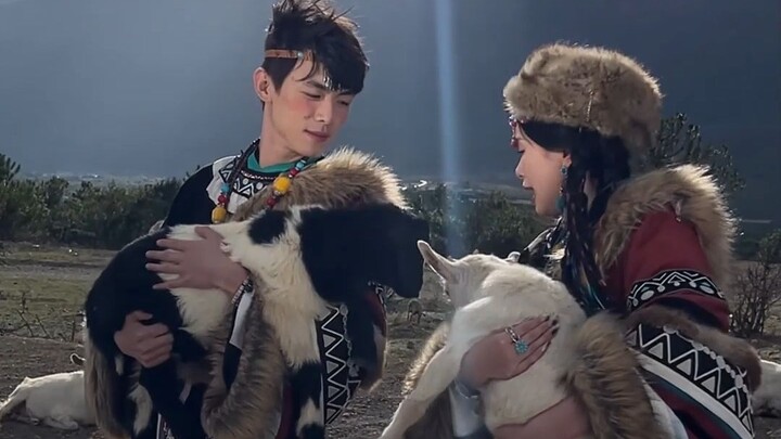 Yang San Sui dan Xiao Yu memeluk anak domba saat sesi pemotretan prewedding—orang yang bahagia meman