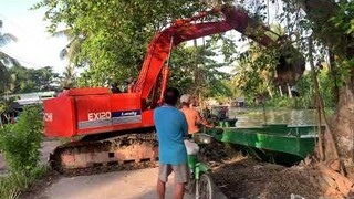 Cảnh Xe Cuốc 05 Chuyển Phà Chạy Đồng Sóc Trăng