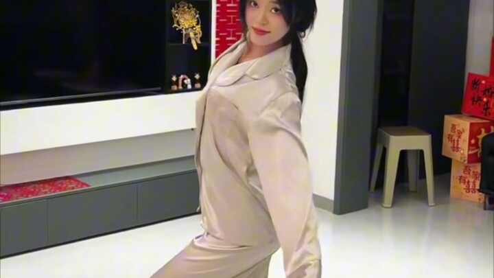 اليوم لا شيء أفعله سوى الاستماع إلى الأغاني في القاعة! مأدبة تشاؤ دو لي!