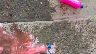 مسابقة تفجير الزجاجات المتدحرجة على الدرج