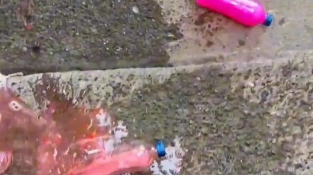 楼梯滚瓶子爆破大赛