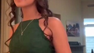 女儿让老爸提前看一下毕业舞会晚礼服，没想到收到了这样的回复