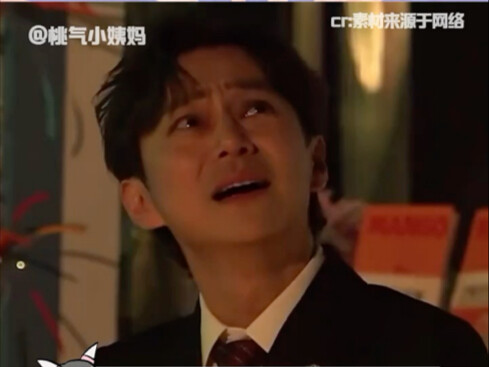 “Wang Yibo di atas panggung bernyanyi ‘Don’t be crying’” “Guru He di bawah panggung: Tidak tahan sam