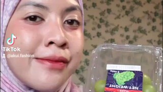 MAKAN BUAH TANPA BIJI ANGGUR HIJAU