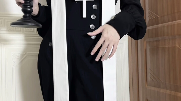 Quần tây kết hợp áo sơ mi đen cũng có thể tạo nên cảm giác tôn nghiêm.