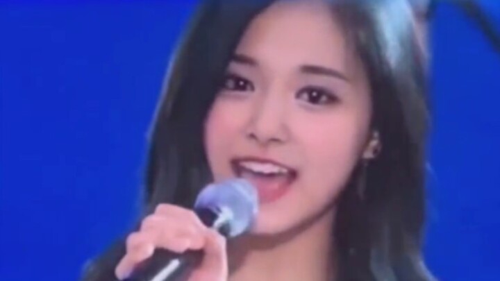 Khi idol xuất hiện trên màn hình lớn, cảm giác như màn hình lớn sinh ra là dành cho họ vậy!