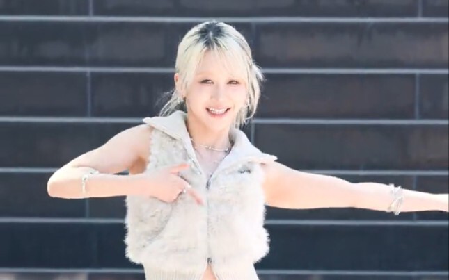 Mitsuki Ezaki performs a dance cover of "THAT'S A NO NO" in the light.