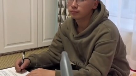 Chị gái là giáo viên của em trai; trong khi các bạn khác học trực tuyến, em trai vẫn đi học trực tiế