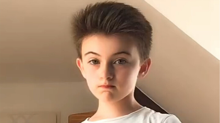 从小就是妩媚动人