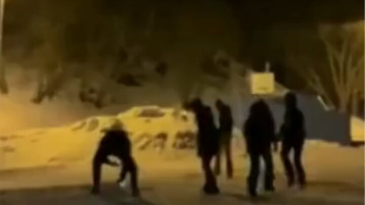 Orang asing menyendiri karena menghindar.