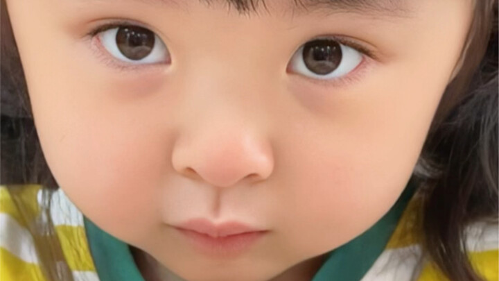 Bé con đang ngủ ngon bị bố đánh thức, vẫn bình tĩnh bóc tỏi, bóc trứng làm việc nhà!