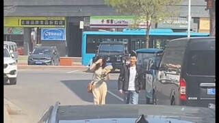 咱也认不清宝哥旁边的是芒果麦还是嫂子，哈哈！！