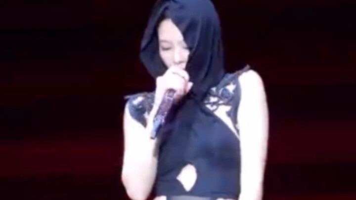 Jennie vừa sờ khăn trùm đầu xong liền bắt đầu rap cực cháy! Chiêu “sờ đầu” này cool ngầu hết nấc!!! 