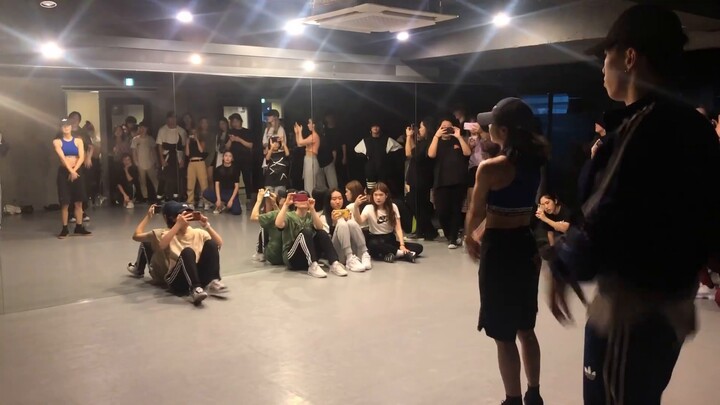 Akhirnya sampai di kelas May J Lee sebelum dia meninggalkan 1m