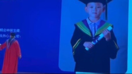 Setelah siswa Hengshui melihat upacara wisuda Taman Kanak-kanak Mulia, langit runtuh. Tidak ada guna