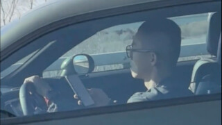 Mengemudi tidak boleh melihat ponsel.