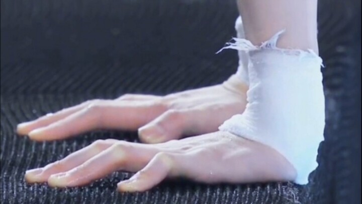 يد تضغط على الماء~