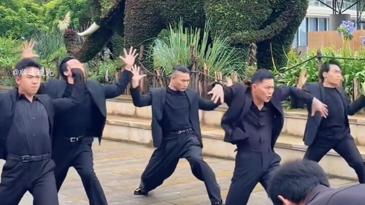 Tarian baru Yuan Zhiping (tanpa pisau) dan tarian dengan pisau Jingpo, menurut Anda yang mana lebih 