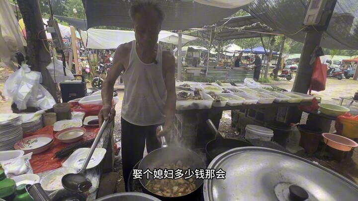 คุณลุงเชฟมากประสบการณ์ 40 ปี ผัดเมนูหัวหมูผัดเผ็ดให้หนึ่งจาน ราคา 30 หยวน นั่งกินผัดผัก ชมตลาดนัด ดื