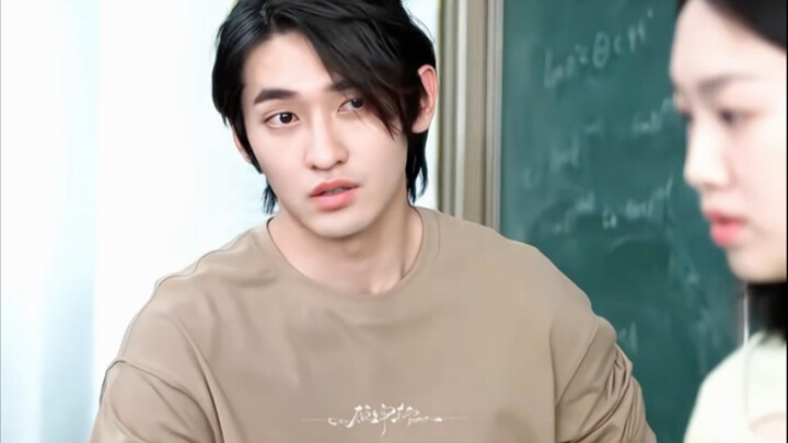 Các bạn học sinh phát hiện mối quan hệ giữa Vĩ Ca và thầy Đàn không bình thường, nên liền đứng ra tá