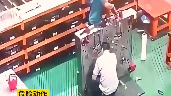 Sebesar apa dendamnya, cetakan sebesar ini malah diambil dengan kait, peralatan berbahaya seperti in